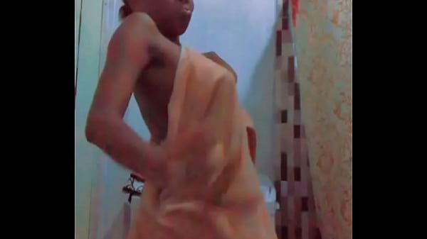 SEXY ASS EBONY SLIM CHICK SHAKING ASS